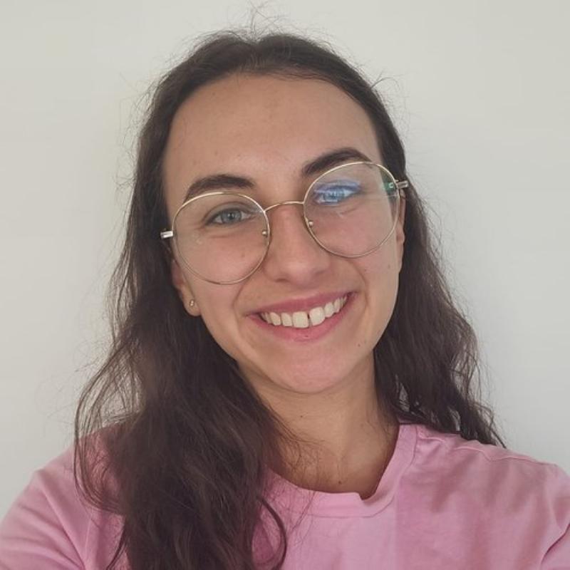 Musiciens professionnels jouant de la musique classique pour mariage dans une église avec une acoustique parfaite